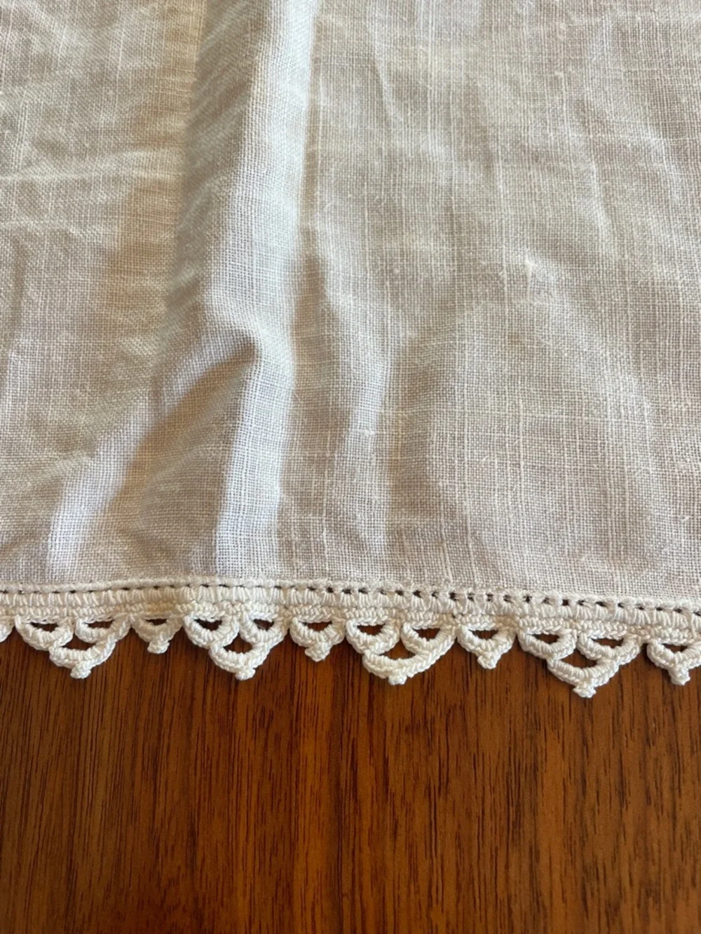 VINTAGE White Tea Pot Crocheted Edge Square Tablecloth @ 31”x 31”